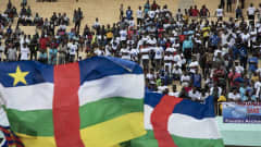 Keski-Afrikan tasavallan presidentti Faustin-Archange Touaderan kannattajat seuraavat vaalitilaisuutta maan lippujen takana.