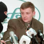 Oikealla oleva Aleksandr Litvinenko piti Moskovassa vuonna 1998 kuuluisan tiedotustilaisuuden, jossa hän syytti tiedustelupalvelu FSB:tä suurliikemies Boris Berezovskin murhan suunnittelusta.