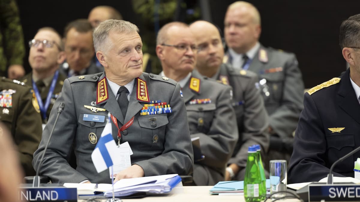 Puolustusvoimain komentaja Timo Kivinen Naton kokouksessa. 