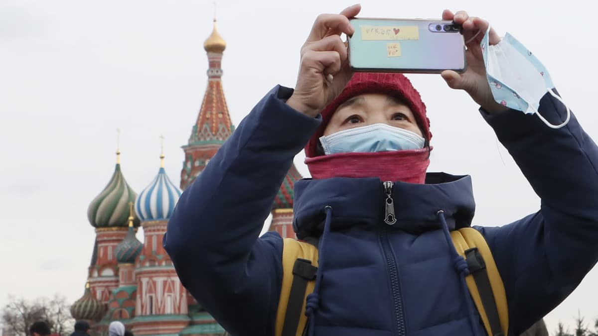 Kiina rajoittaa ryhmämatkoja ulkomaille maanantaista lähtien. Nainen otti kuvia Moskovan Punaisella torilla 26. tammikuuta.