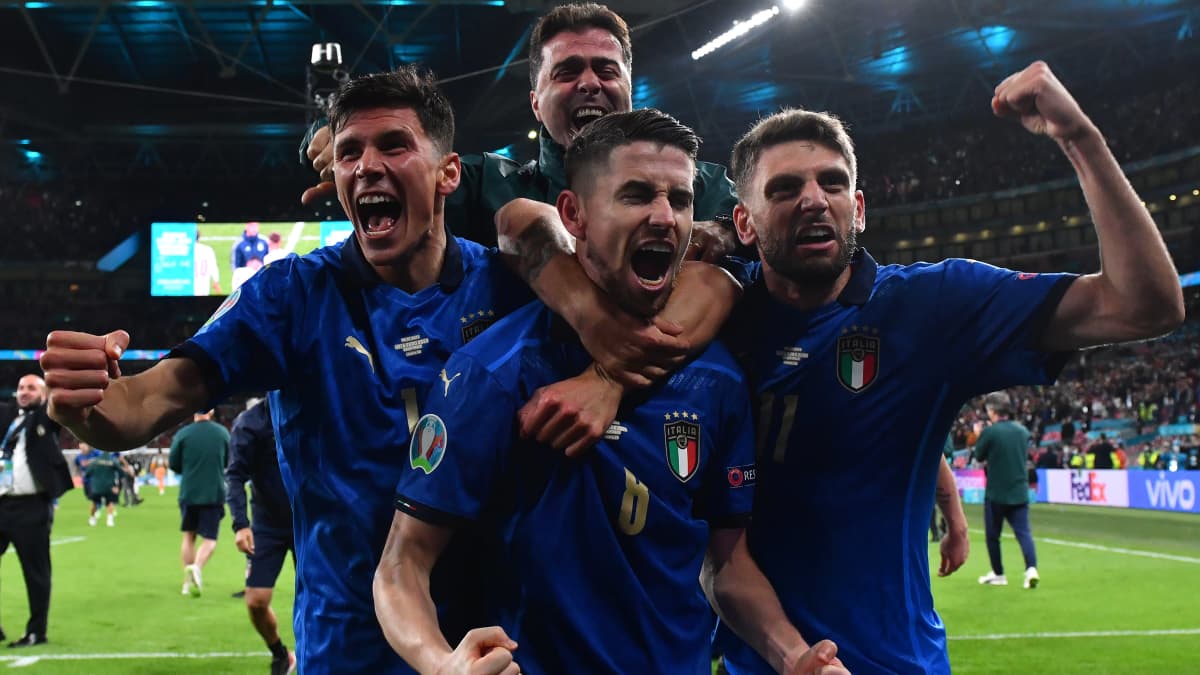 Italian pelaajat juhlivat EM-finaalipaikkaa.