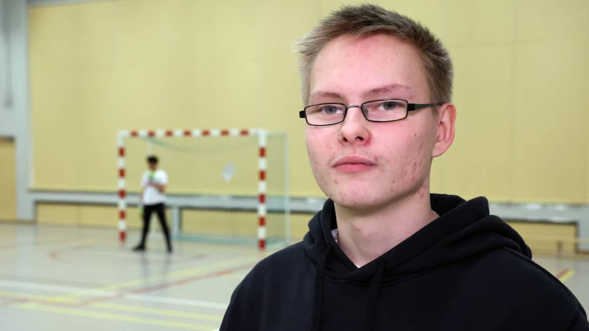 Lahtelainen Miro Hietala Liipolan monitoimitalon liikuntasalissa.