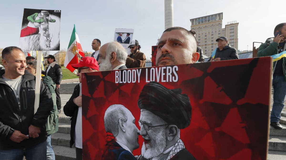 Exiliranier deltar i en protest mot iransktillverkade drönare.