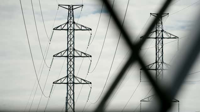 Högspänningsledningar i Esbo i juli 2022.