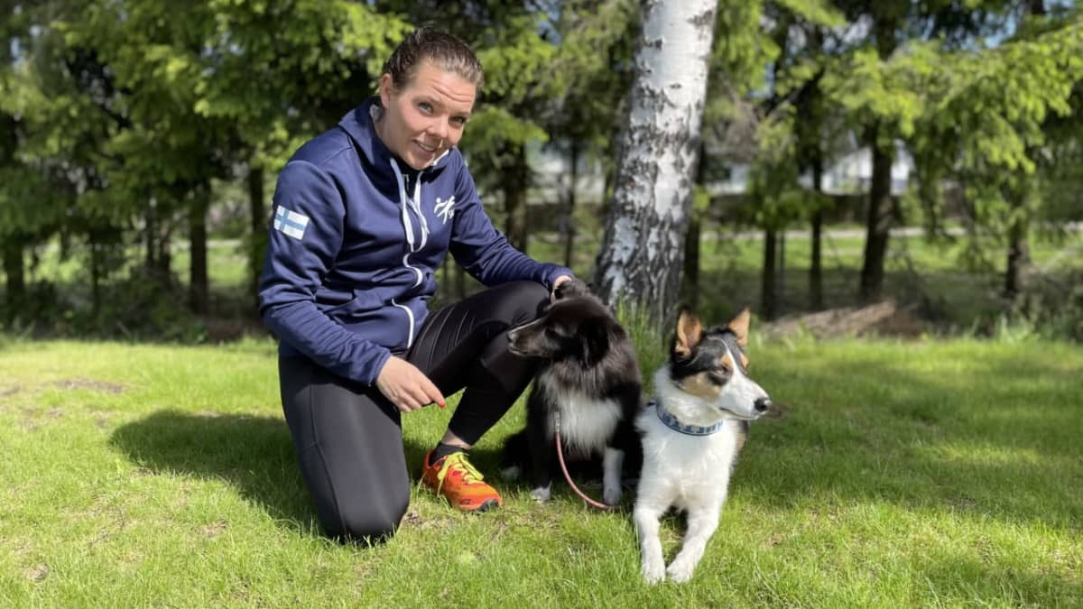 Agilityohjaaja Iida Vakkuri ja kaksi koiraa. 
