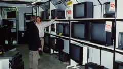 Myyjä esittelee asiakkaalle televisioita myymälässä vuonna 1991.