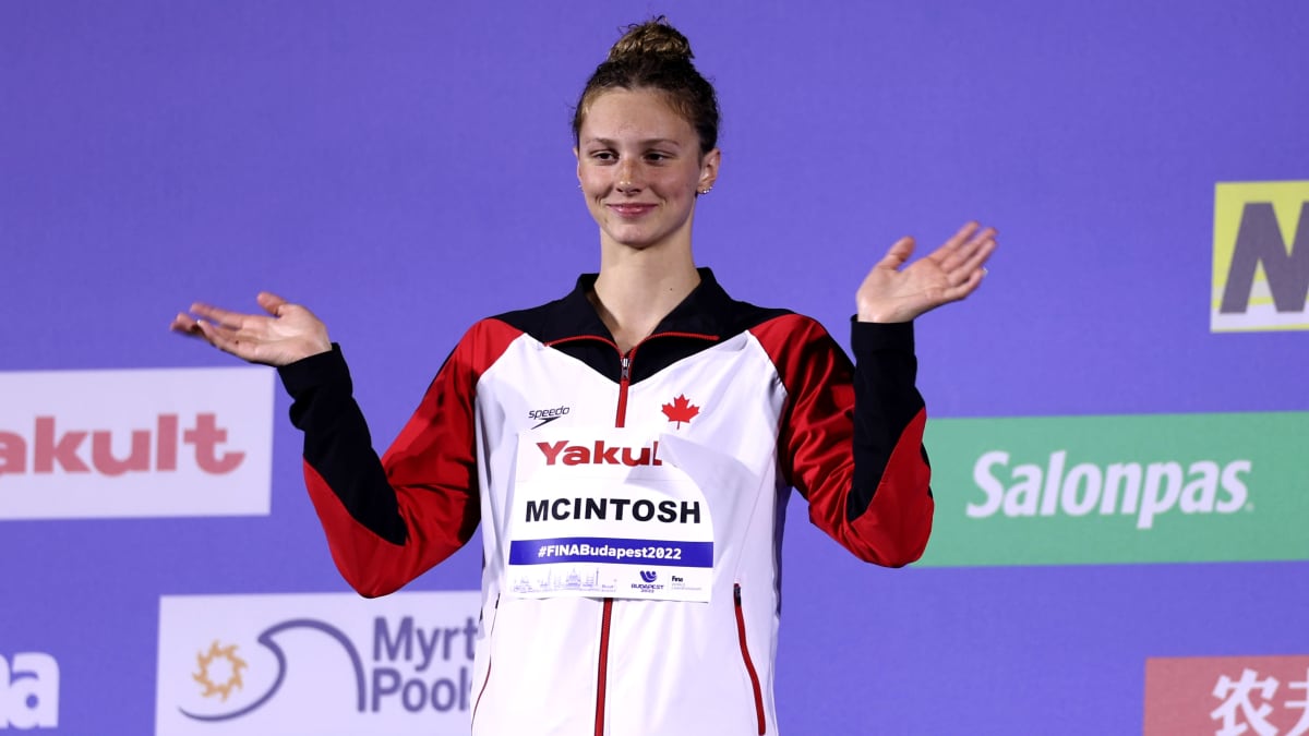15-vuotias Summer McIntosh voitti naisten 200 metrin perhosuinnin maailmanmestaruuden.