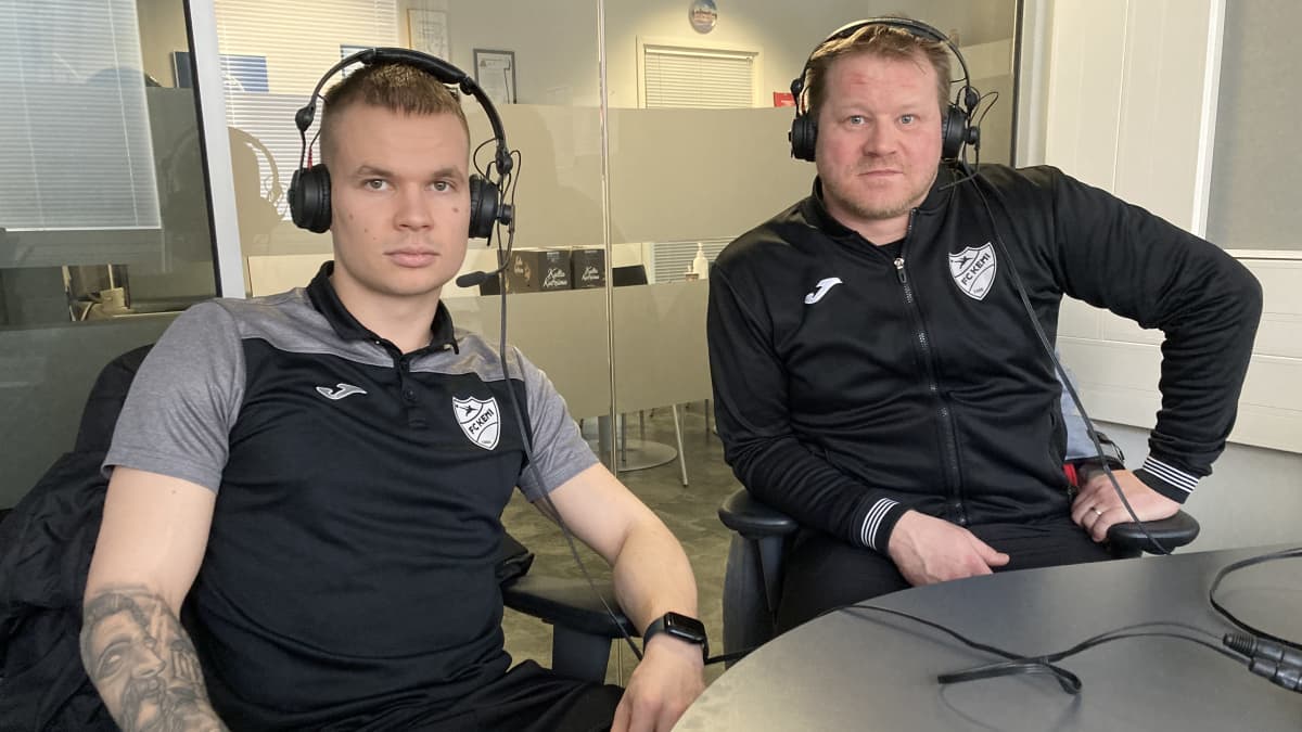 Kuvassa radiostudiossa istuvat FC Kemin Tuukka Pikkarainen ja Kalle Huusko.