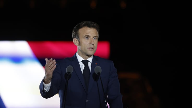Emmanuel Macron pitää puhetta.