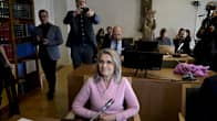 Riksdagsledamot Päivi Räsänen sitter vid ett bord i en rättssal.