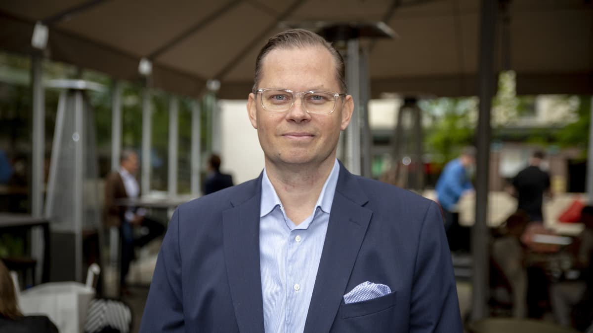 NoHo Partnersin toimitusjohtaja Aku Vikström ravintola Teatterin edessä. 