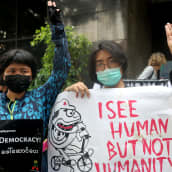 Demonstranter utanför toppmötesplatsen i Jakarta vädjade om en återgång till demokrati i Myanmar.