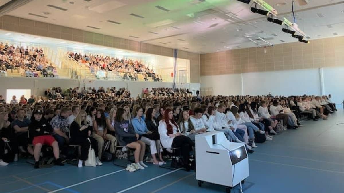 1300 opiskelijaa istuu Lahden Gaudia lukion Paavola-salissa lukuvuoden avajaisissa.