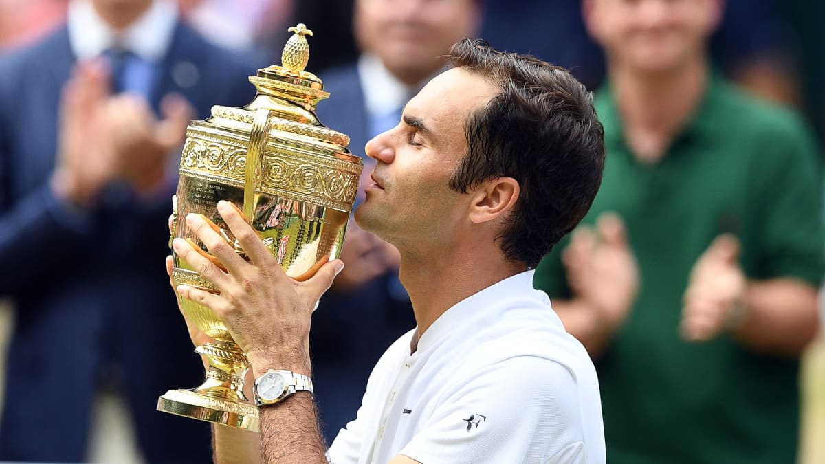Federer med Wimbledonpokalen.