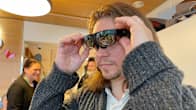 Mies sovittaa silmalasimallisia virtuaalilasena päähänsä.