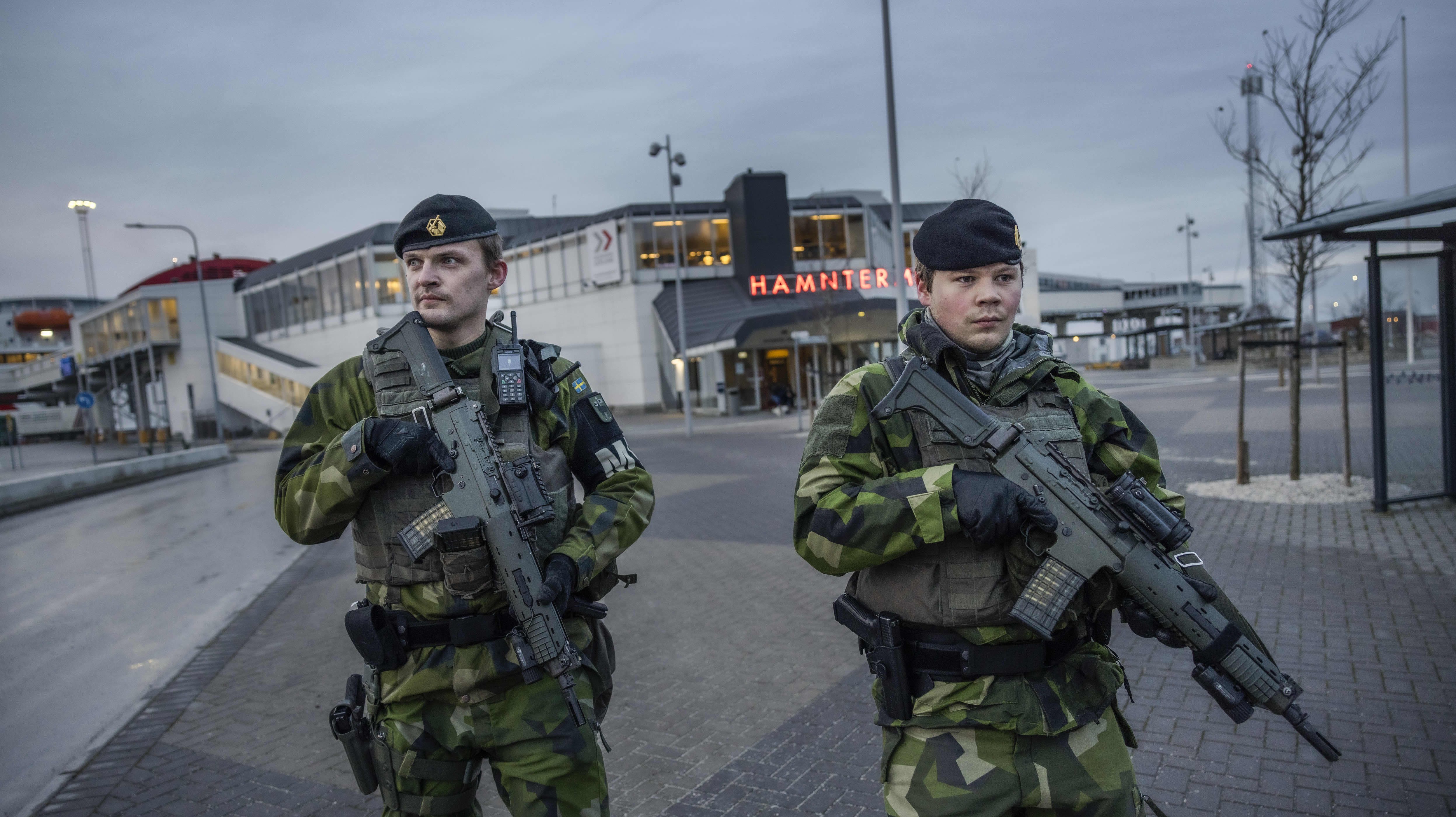 Kaksi ruotsalaista sotilasta kävelee rynnäkkökiväärit kädessä kohti.