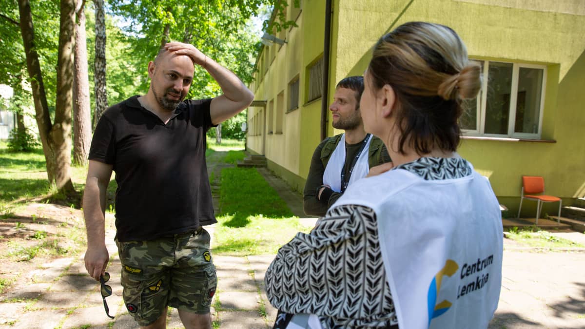 Vapaaehtoiset taltioivat ukrainalaispakolaisten todistuksia mahdollisista Venäjän sotarikoksista Puolassa vastaanottokeskuksessa..