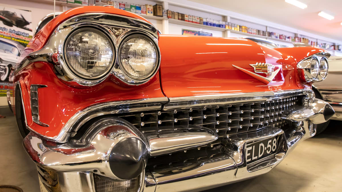 Punaisen vuoden 1958 Cadillac Eldoradon krominen keula.