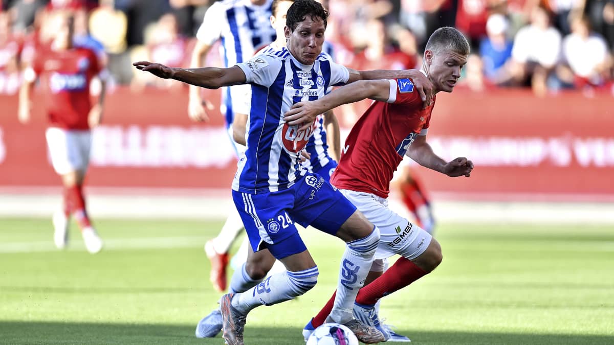 HJK:n David Browne (vas.) ja Silkeborgin Sebastian Jörgensen kamppailevat Eurooppa-liigan ottelussa.