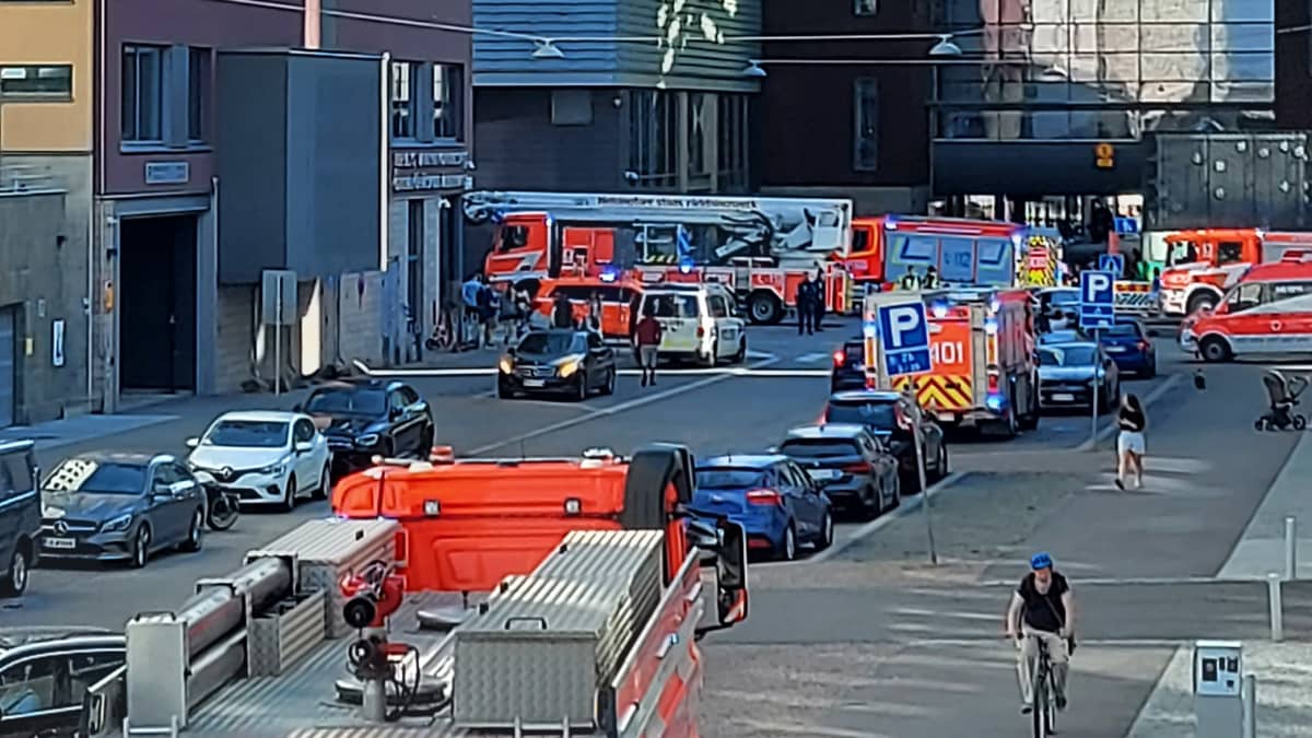 Paloautoja seisoo Redin kauppakeskuksen lähellä Helsingin Kalasatamassa.