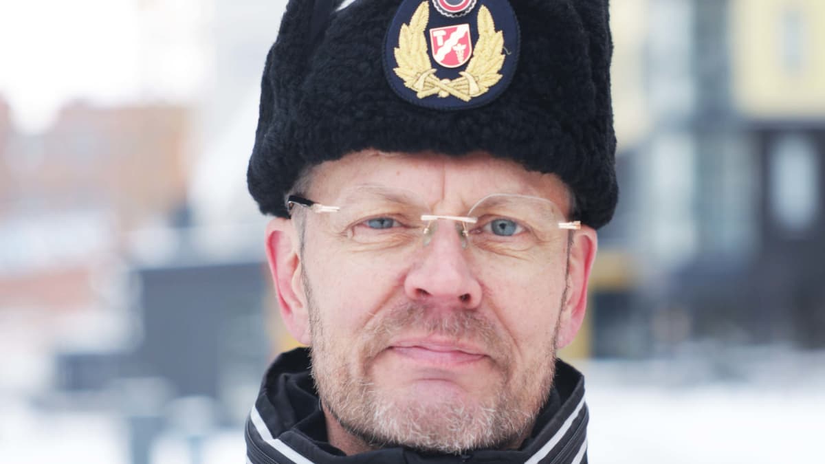 VS valvontapäällikkö Tapio Stén katsoo kameraan hymyillen, päällään virka-asu.