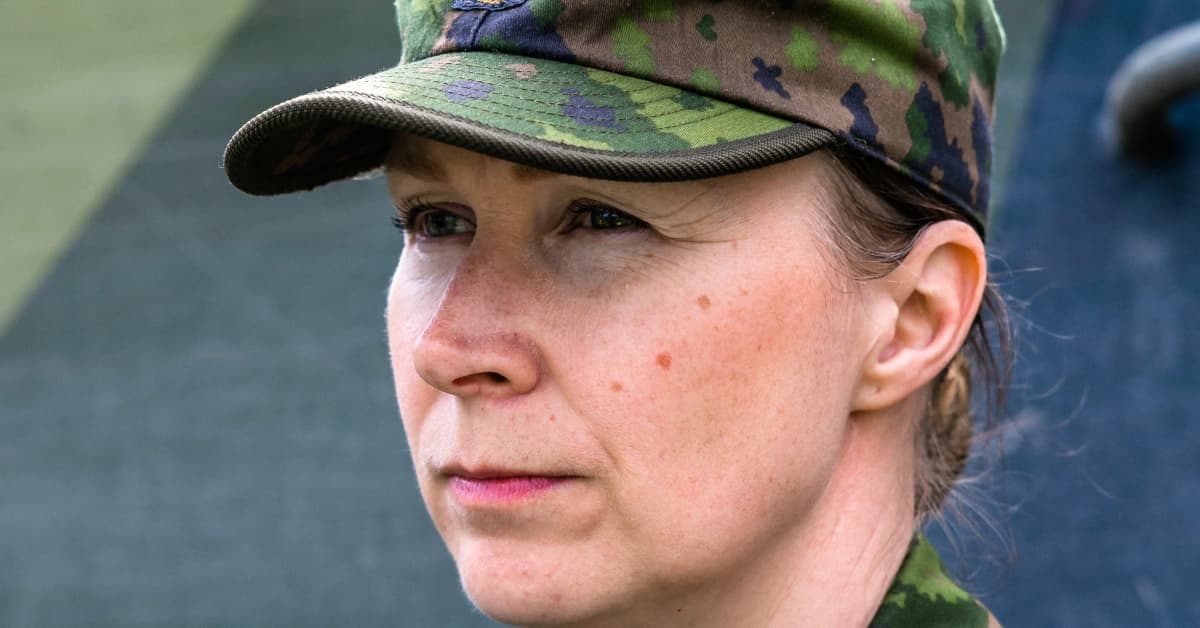 Annukka Ylivaara otti komentoonsa pataljoonan, joka varautuu pahimpaan – näin pääkaupunkiseudun puolustamista harjoitellaan Ukrainan sodan varjossa