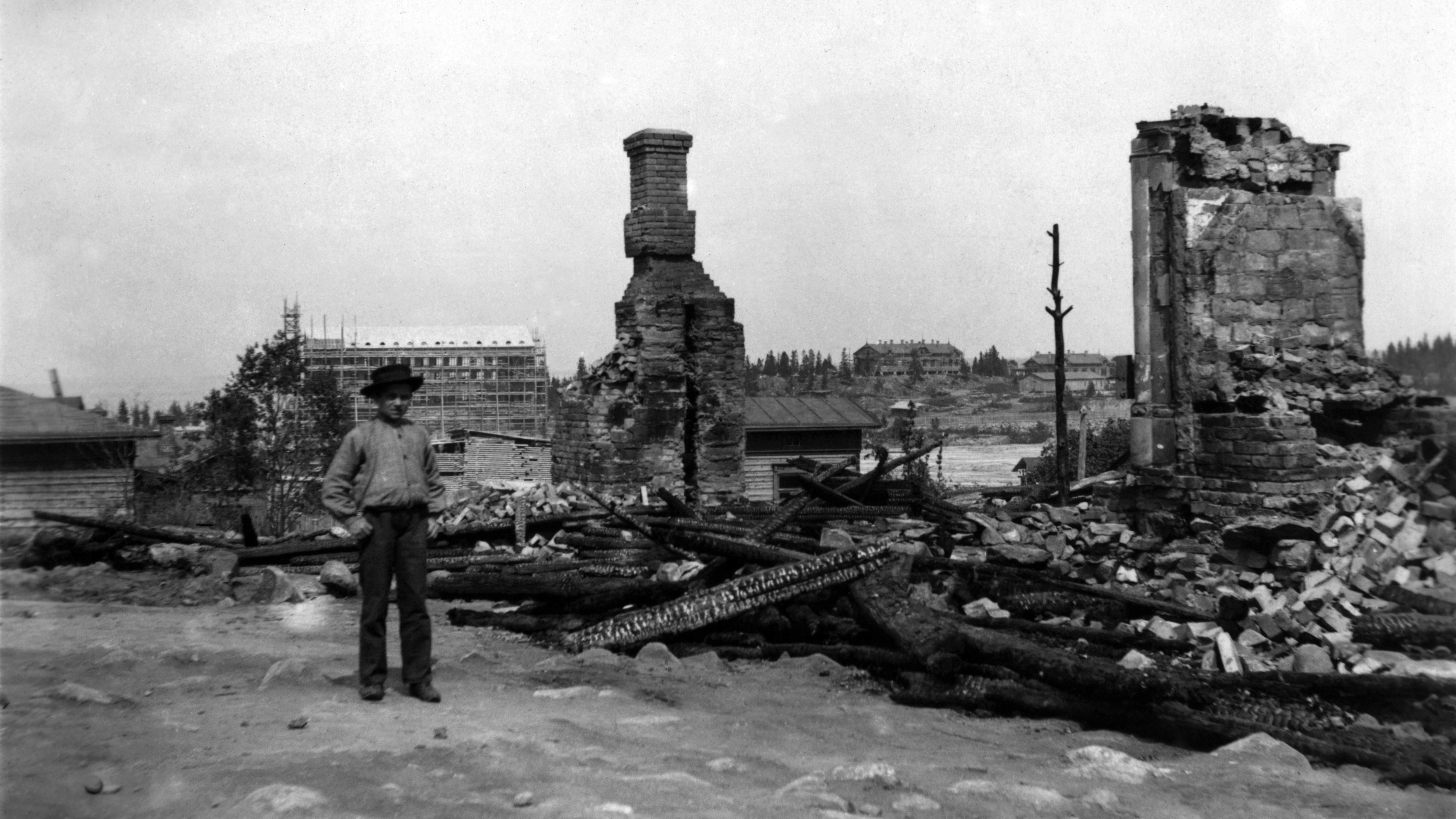 Vanha valokuva tulipalossa tuhoutuneista taloista