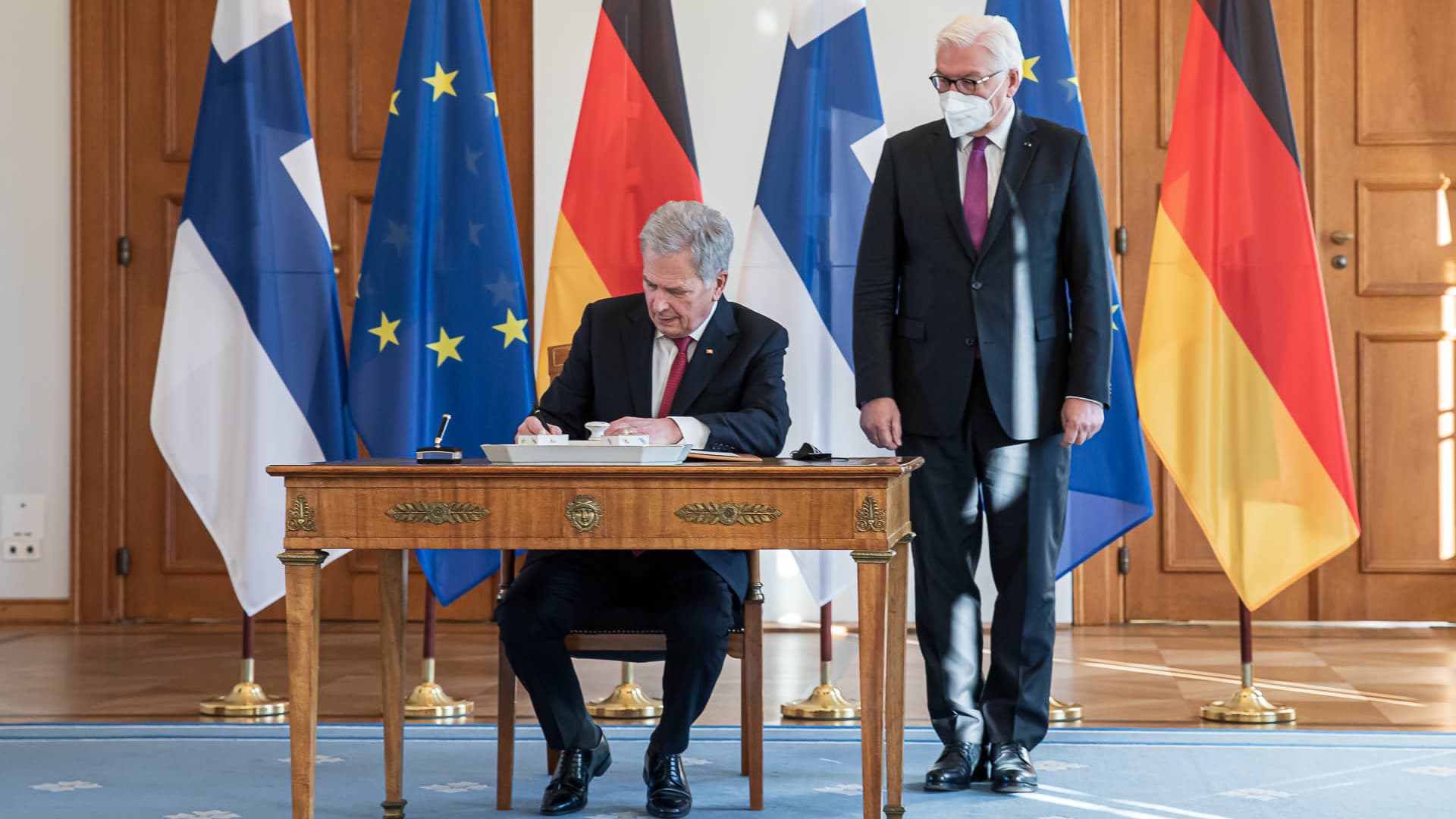 Presidentti Sauli Niinistö allekirjoitti vieraskirjan vieraillessaan Saksan liittopresidentin Frank-Walter Steinmeierin luona Berliinissä.