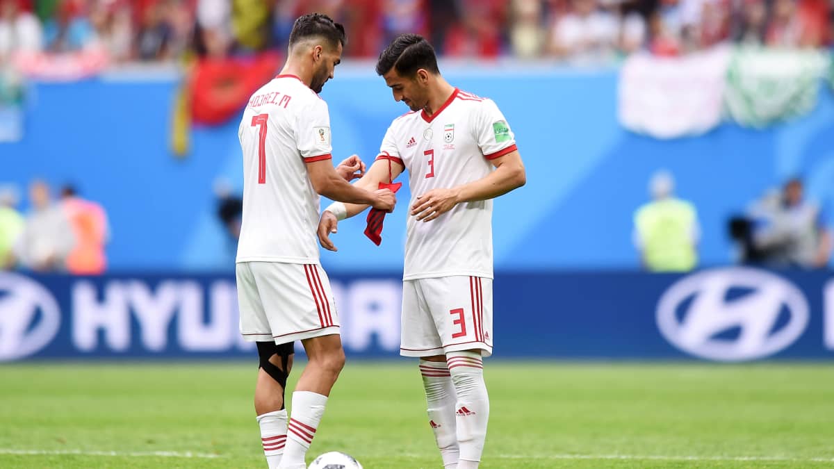 Iranin maajoukkuepelaajat Masoud Shojaei ja Ehsan Haji Safi jalkapallon MM-kisoissa Venäjällä 2018. 