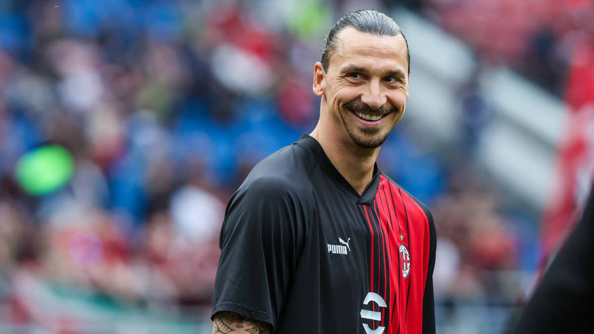 Jalkapalloilija Zlatan Ibrahimovic virnuilee AC Milanin ottelussa.