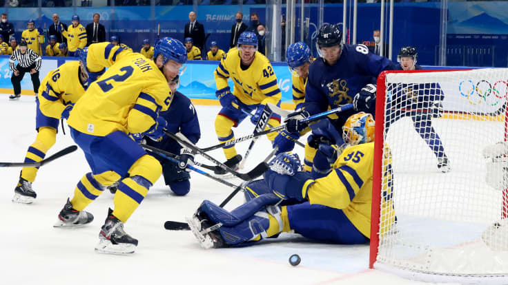 Iiro Pakarinen maalinteossa.