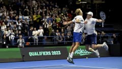 Harri Heliövaara ja Emil Ruusuvuori riemuitsevat voitettuaan nelinpelin tenniksen Davis Cupissa 5.3.2023 Espoossa.