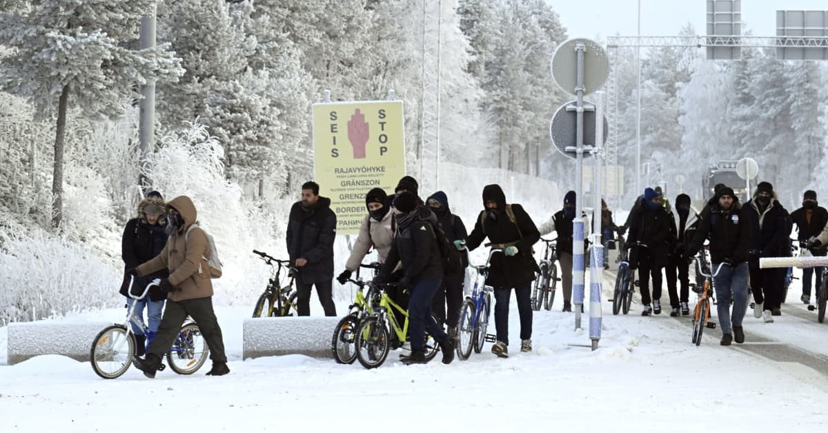 Why are asylum seekers pushing bicycles to the border Yle News