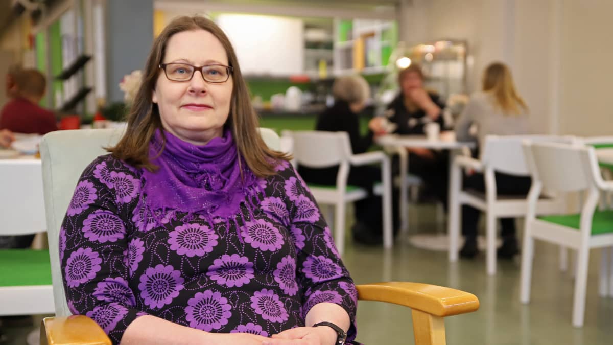 Tina Holmberg-Kalenius istuu tuolissa