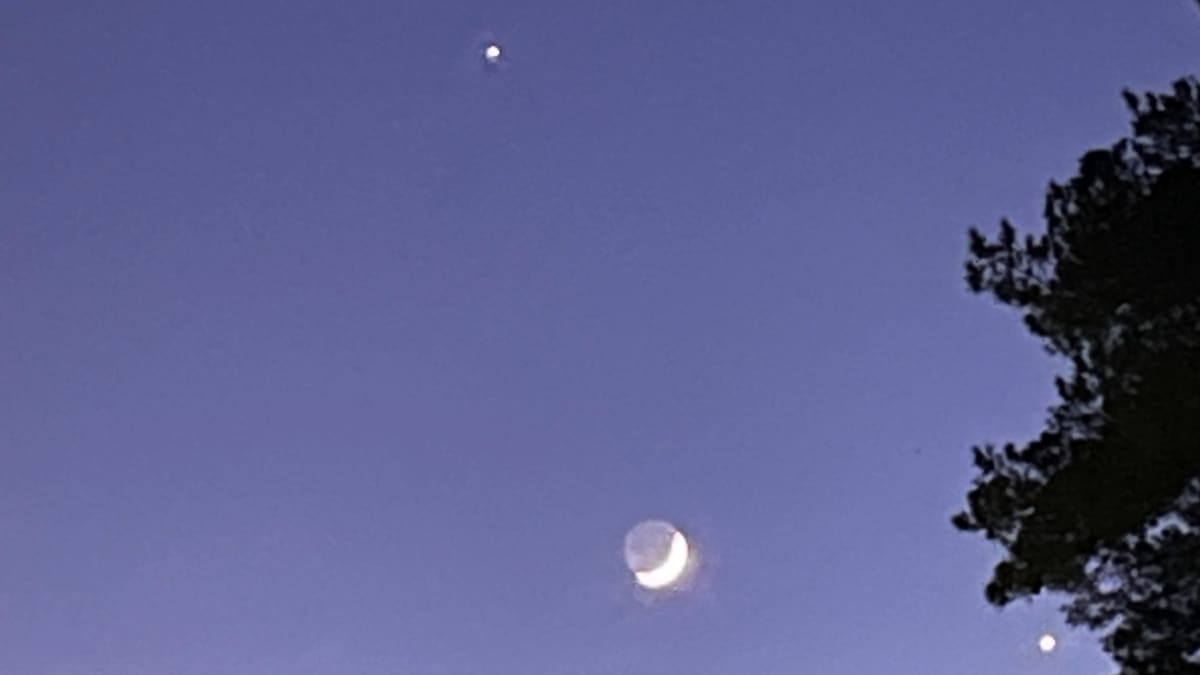 Kuvassa näkyy Kuun sirppi sekä Jupiter ja Venus taivaalla.