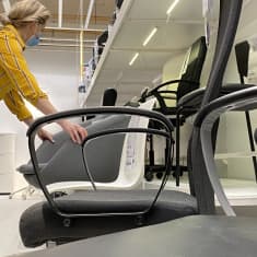 Unna Kemppainen järjestää työtuoleja Ikeassa.