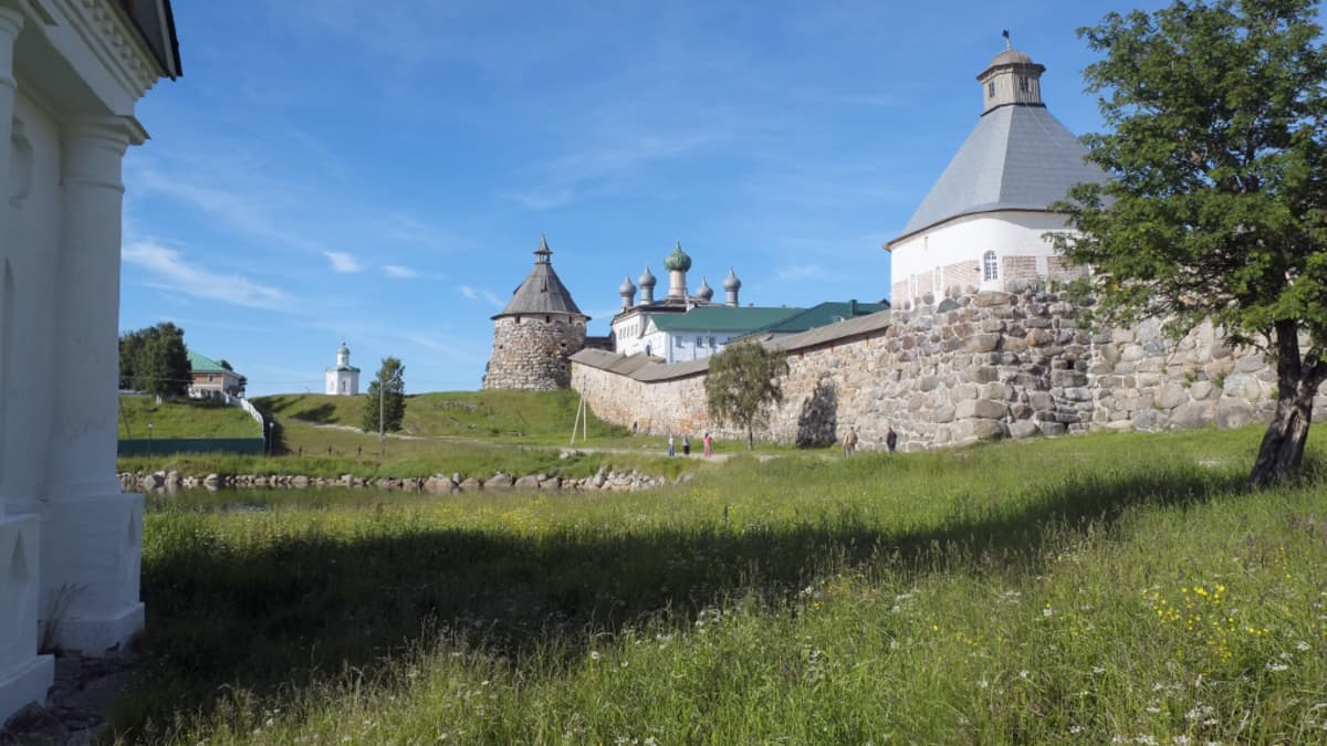Solovetskin luostarin suojaksi rakennettiin valtaisista graniittijärkäleistä kivilinnoitus.