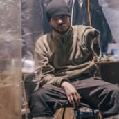Raajansa menettänyt ukrainalaissotilas istuu Azovstalin tehtaalla.