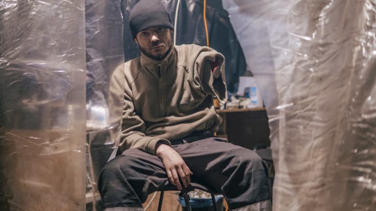 Raajansa menettänyt ukrainalaissotilas istuu Azovstalin tehtaalla.