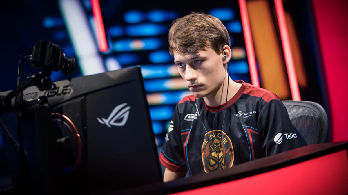 Joona Sotala pelaa StarCraft II -peliä.