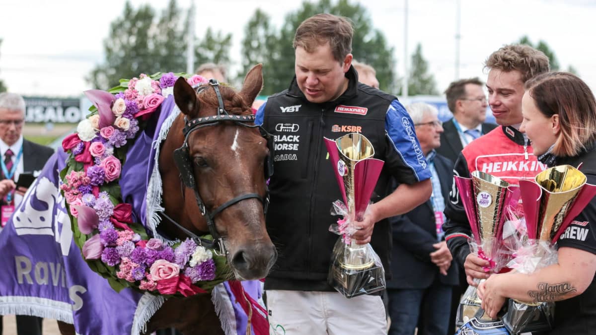 Evartti seppelöitiin ravikuninkaaksi jo vuonna 2020.