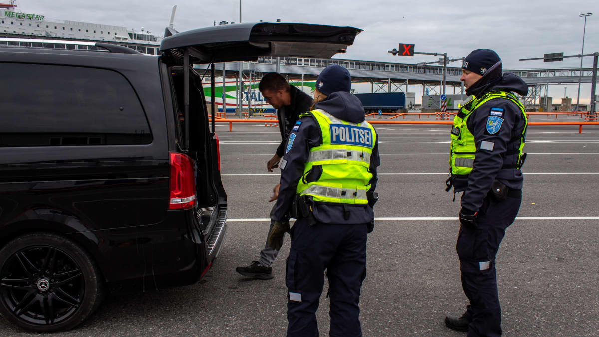 Virolaiset poliisit tarkastavat ajoneuvoja Tallinnan satamassa