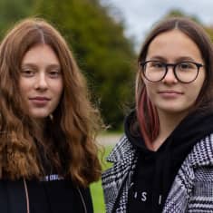 Virolaiset kahdeksasluokkalaiset Karina ja Sonja 