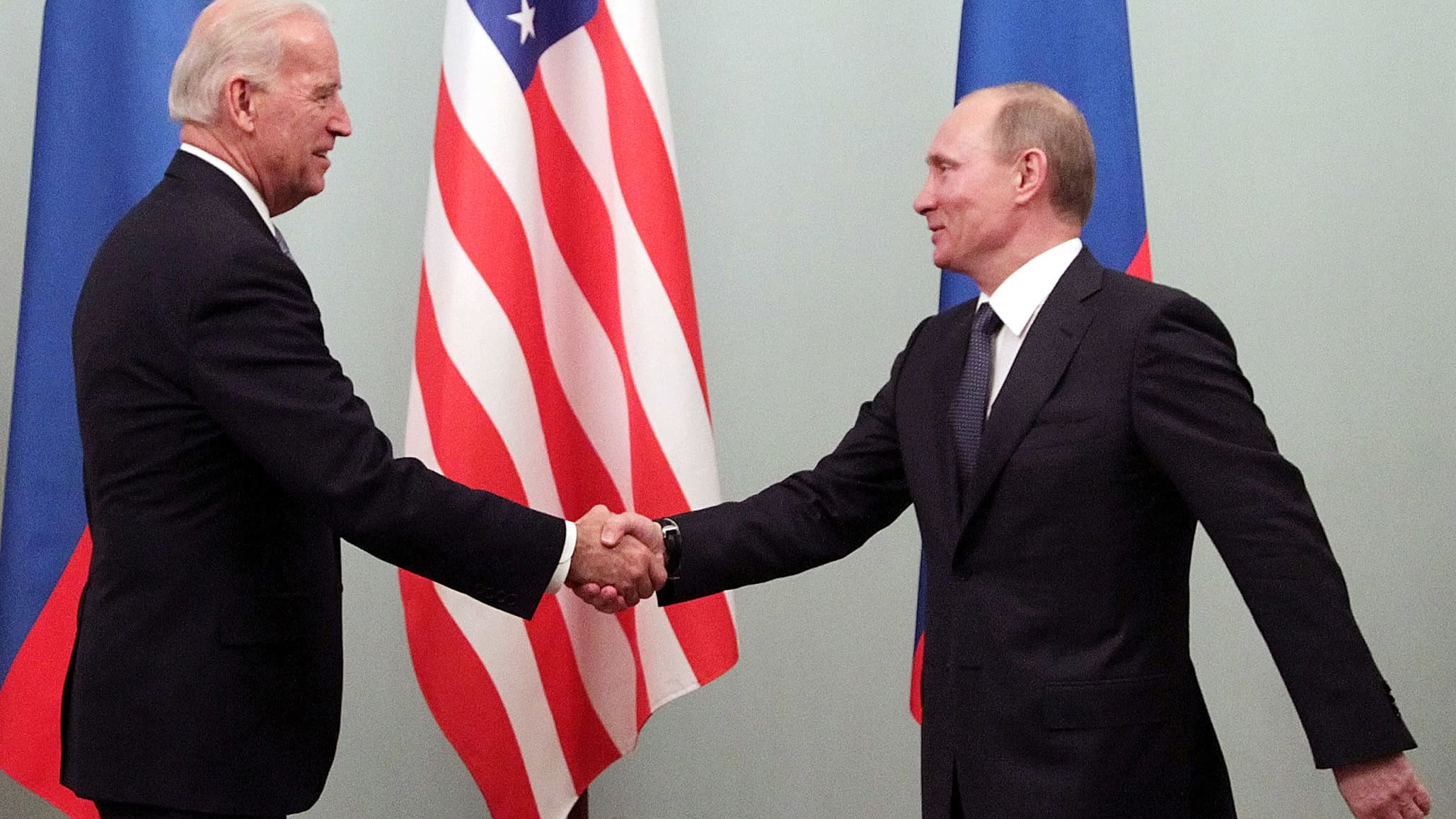 Joe Biden ja Vladimir Putin kättelevät vuonna 2011.