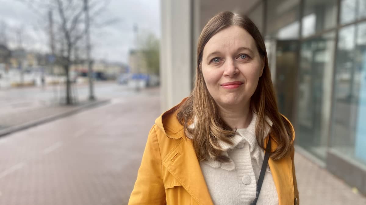 Johanna Loukaskorpi, sosiaali- ja terveyspalveluiden apulaispormestari, Tampereen kaupunki kuvattuna Virastotalon edessä.