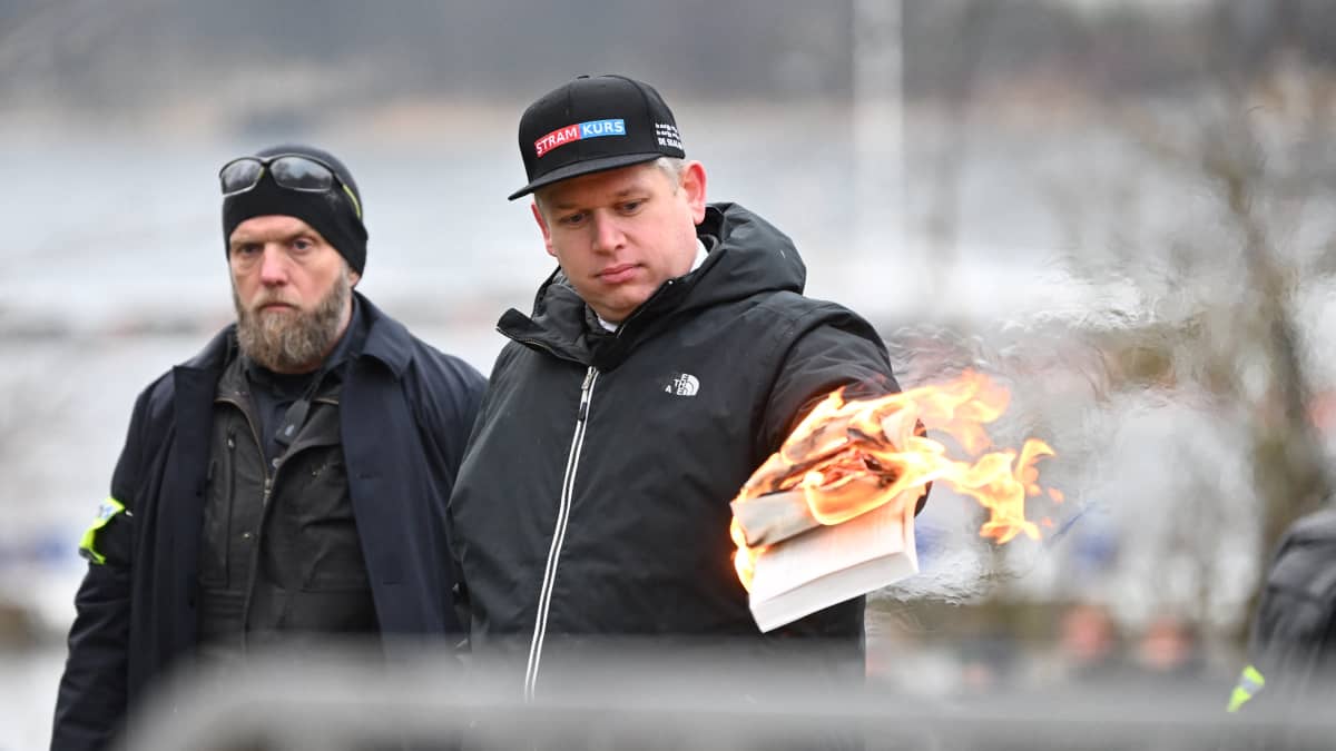 Ruotsalais-tanskalainen äärioikeistopoliitikko Rasmus Paludan poltti muslimien pyhän kirjan Koraanin Turkin suurlähetystön edustalla Tukholmassa.