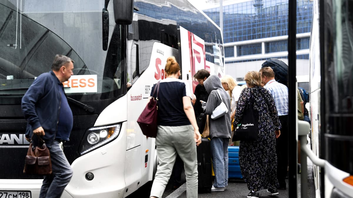 Pietarista tulleen linja-auton matkustajia Helsinki-Vantaan lentoasemalla.