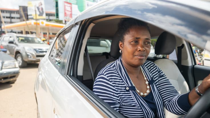 Kenialainen taksinkuljettaja Elizabeth Wanjiru auton ratissa Nairobin liikenneruuhkassa. 