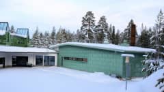 Rovaniemen seurakunnan krematorio Tavivaaran hautausmaan kappelin kyljessä.