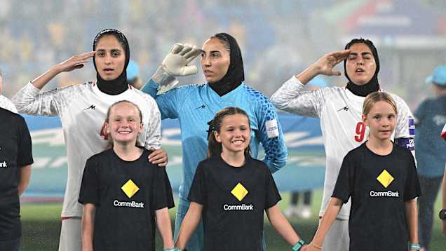 Iranin pelaajat kansallislaulun aikana ennen ottelua Australiaa vastaan 5.3.2026.